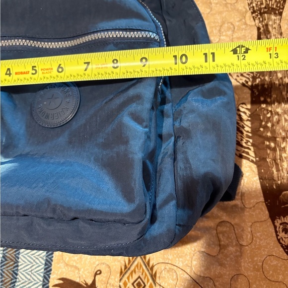 "Kaierwoke" backpack with silver zippers and a circular logo on the front - Picture 10 of 12